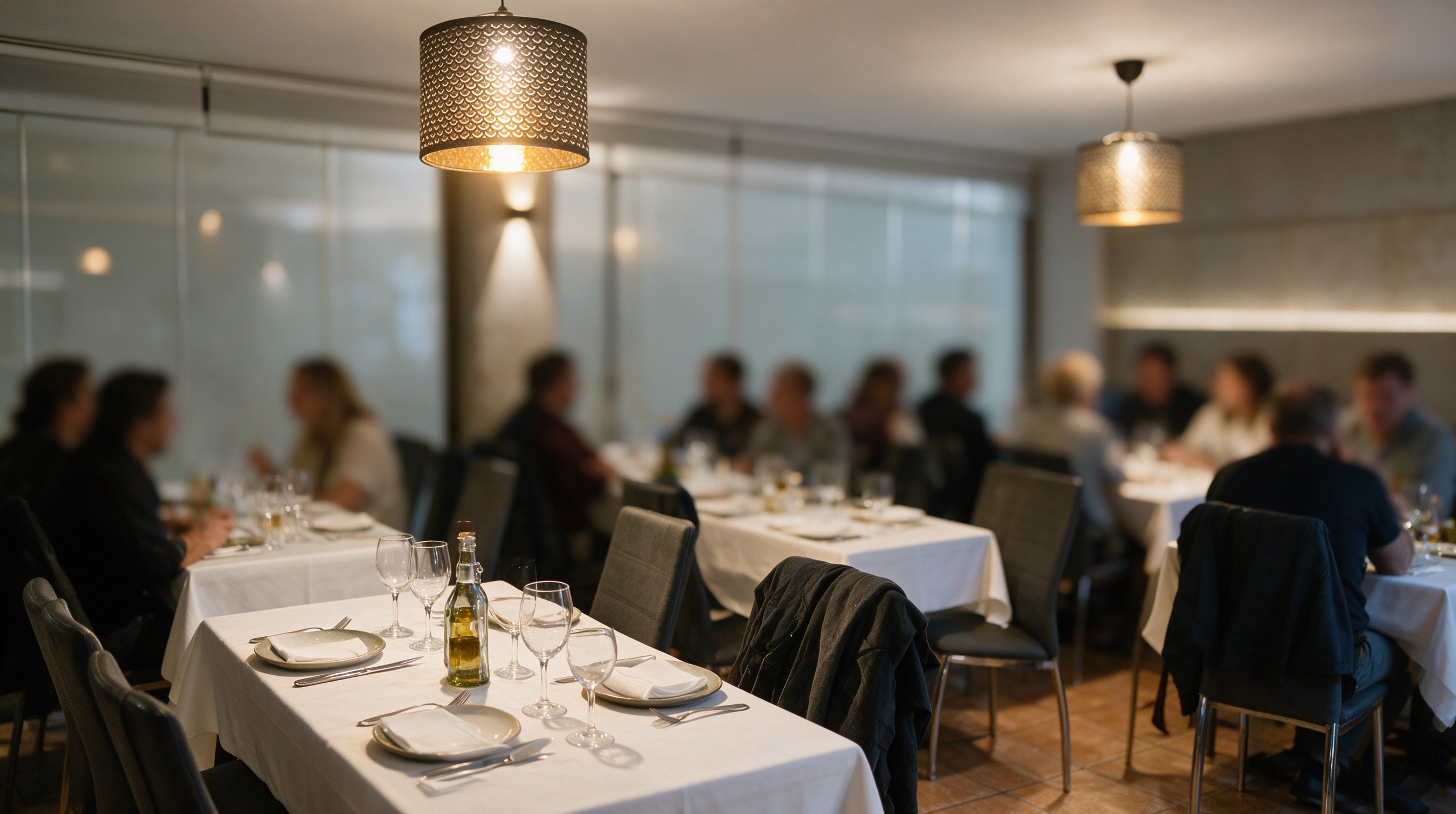 Comedor moderno y elegante de restaurante con mesas servidas y luz cálida en la cena